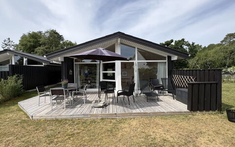 Eerika - 1Km from the Sea: Roof, House, Home, Door, Porch, Cottage, Shade, Estate, Yard, Siding