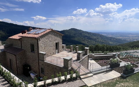 Villa Maddalena alla Guglielmesca: Wall, Estate, Stone Wall, Village, Mountain Village, Balcony, Villa, Cobblestone, Flagstone