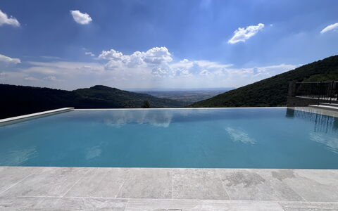 Villa Maddalena alla Guglielmesca: Swimming Pool, Composite Material, Mountain Range, Flagstone, Tile, Ridge