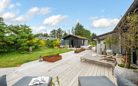 Nitis - 300M to the Fjord: Shrub, Home, Garden, House, Roof, Land Lot, Groundcover, Cottage, Walkway