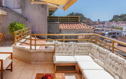 Claudi: Apartment, Architecture, Residential Area, Condominium, Composite Material, Urban Design, Balcony, Mixed-Use, Shade