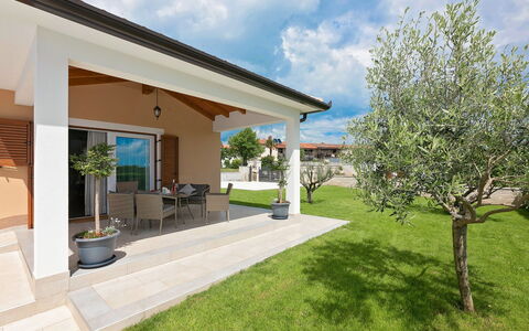 Villa Mušković: Apartment, Architecture, Residential Area, Condominium, Composite Material, Urban Design, Balcony, Mixed-Use, Shade