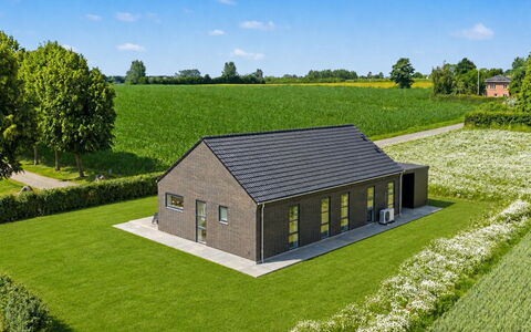 Iolani - 2.2Km from the Sea: Grass, Roof, Land Lot, Cottage, Farmhouse, Estate, Shed, Lawn, Barn, Yard