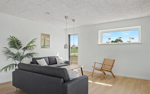 Iolani - 2.2Km from the Sea: Wall, Ceiling, Flooring, Floor, Interior Design, Room, Plaster, Wood Flooring, Light Fixture
