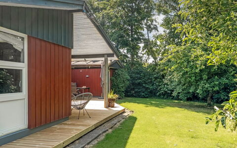 Milo - 200M to the Fjord: Shrub, Garden, Cottage, Roof, Home, Siding, Land Lot, Backyard, Groundcover, Garden Buildings
