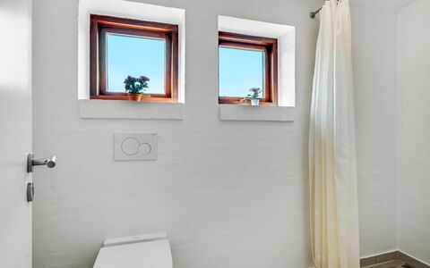 Sonsee - 300M to the Fjord: Wall, Flooring, Bathroom, Floor, Plumbing Fixture, Interior Design, Ceiling, Toilet, Plumbing, Room
