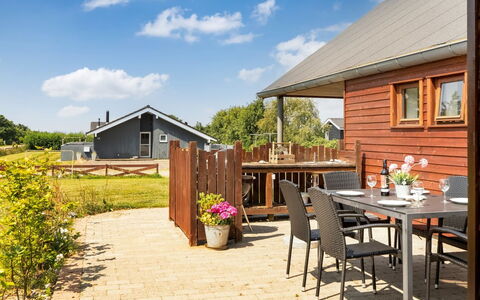 Sonsee - 300M to the Fjord: Cottage, Home, Roof, Hardwood, Deck, Wood Stain, Shade, Garden Buildings, Porch, Siding