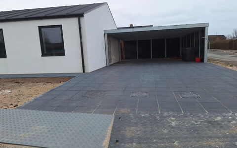 Gundula - 1.3Km from the Sea: Road Surface, Composite Material, Concrete, Driveway, Daylighting, Garage