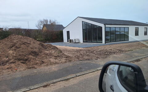 Gundula - 1.3Km from the Sea: Concrete, Driveway, Shed