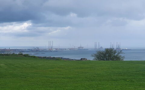 Gundula - 1.3Km from the Sea: Grass, Grassland, Horizon, Land Lot, Cloud, Pasture, Coastal And Oceanic Landforms, Meadow, Sea