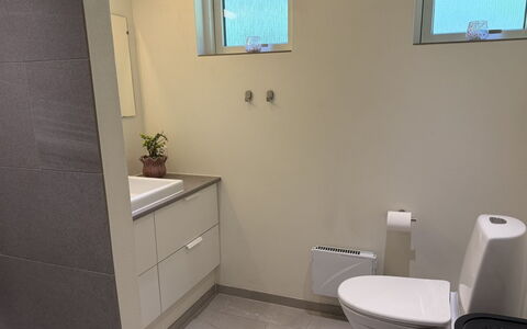 Laris - from the Sea: Toilet Seat, Flooring, Bathroom, Plumbing Fixture, Toilet, Floor, Bathroom Sink, Interior Design, Sink, Bathroom Cabinet