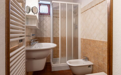 Il Cipresso, Casa Martina, Cortona: Flooring, Bathroom, Wall, Plumbing Fixture, Floor, Interior Design, Toilet Seat, Toilet, Room, Plumbing