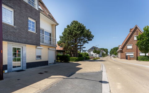 Duinenzicht with Balcony: Building, Window, Road Surface, Residential Area, House, Home, Road, Neighbourhood, Asphalt, Town