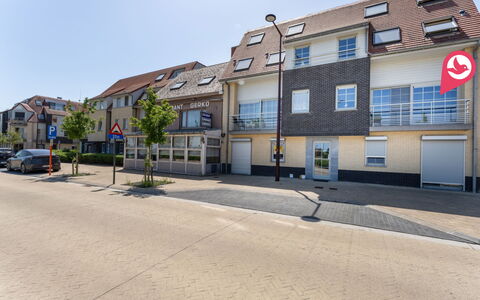Duinenzicht with Balcony: Building, Window, Residential Area, Road Surface, Town, Urban Area, Neighbourhood, City, House, Street