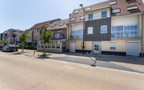 Duinenzicht with Balcony: Building, Window, Residential Area, Road Surface, Town, Neighbourhood, Urban Area, House, Home, Asphalt