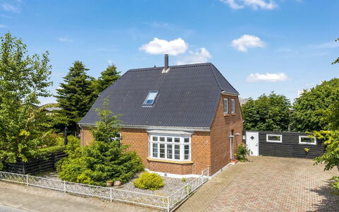 Melba - 13Km from the Sea: Building, Window, Roof, House, Home, Residential Area, Cottage, Shrub, Human Settlement, Estate