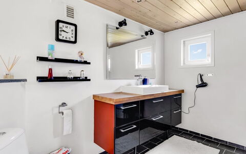 Melba - 13Km from the Sea: Plumbing Fixture, Interior Design, Flooring, Sink, Bathroom Cabinet, Floor, Bathroom, Ceiling, Tap, Bathroom Sink