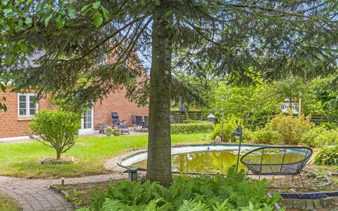 Melba - 13Km from the Sea: Shrub, Garden, Groundcover, Lawn, Landscaping, Yard, Backyard, Cottage, Shade