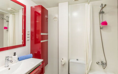 Maritim: Bathroom, Plumbing Fixture, Flooring, Interior Design, Bathroom Sink, Floor, Sink, Tap, Plumbing, Ceiling