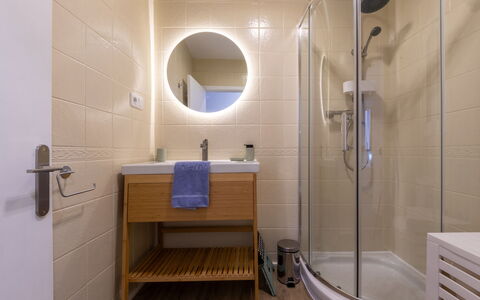 Rosa Dels Vents: Flooring, Bathroom, Interior Design, Floor, Plumbing Fixture, Wall, Bathroom Sink, Wood, Sink, Ceiling