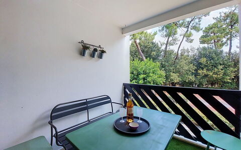 Evasion Marine: Building, Wall, Window, Residential Area, Neighbourhood, Facade, House, Town, Home, Balcony