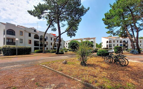 Evasion Marine: Building, Wall, Window, Residential Area, Neighbourhood, Facade, House, Town, Home, Balcony