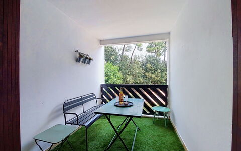 Evasion Marine: Building, Wall, Window, Residential Area, Neighbourhood, Facade, House, Town, Home, Balcony