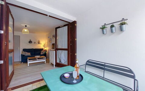 Evasion Marine: Building, Wall, Window, Residential Area, Neighbourhood, Facade, House, Town, Home, Balcony