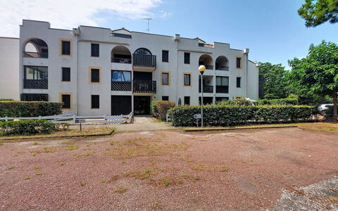 Evasion Marine: Building, Wall, Window, Residential Area, Neighbourhood, Facade, House, Town, Home, Balcony