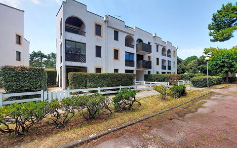 Evasion Marine: Building, Wall, Window, Residential Area, Neighbourhood, Facade, House, Town, Home, Balcony