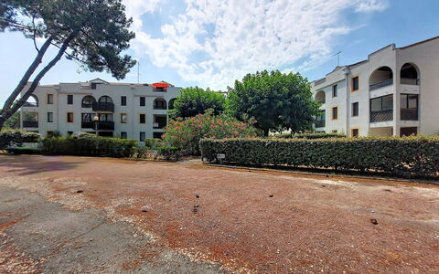 Evasion Marine: Building, Wall, Window, Residential Area, Neighbourhood, Facade, House, Town, Home, Balcony