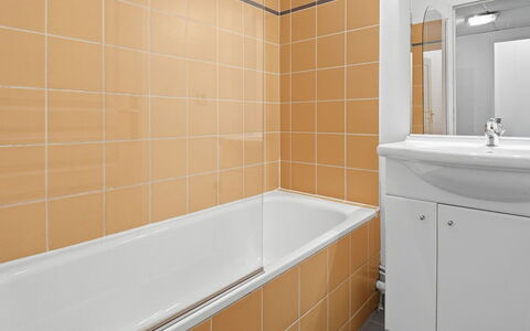 Grasse 617: Plumbing Fixture, Flooring, Bathroom, Floor, Interior Design, Bathtub, Plumbing, Tile, Composite Material, Tap