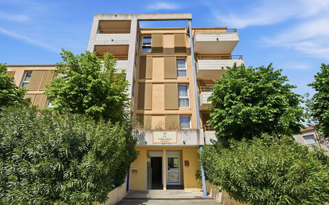 Virginia: Building, Wall, Window, Residential Area, Neighbourhood, Facade, House, Town, Home, Balcony