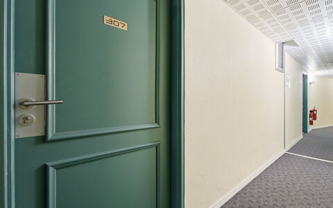 Virginia: Building, Wall, Window, Residential Area, Neighbourhood, Facade, House, Town, Home, Balcony