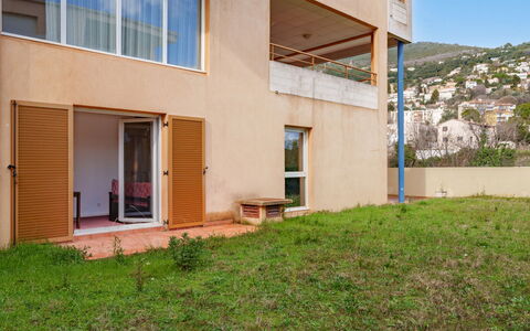 Virginia: Building, Wall, Window, Residential Area, Neighbourhood, Facade, House, Town, Home, Balcony