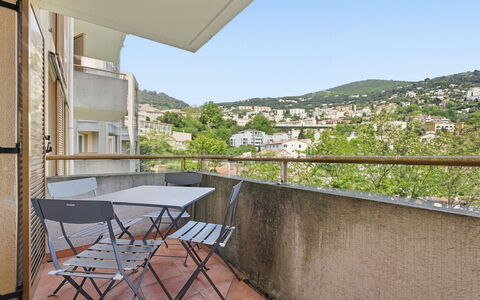 Virginia: Apartment, Balcony, Condominium, Handrail