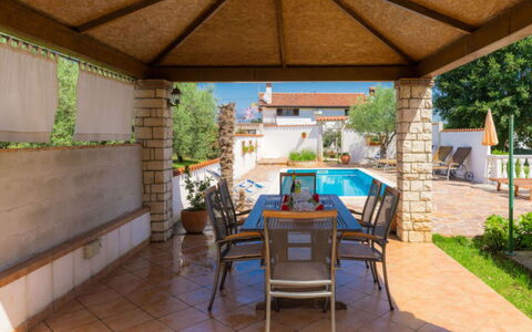 Umag Čepljani 301: Building, Wall, Window, Residential Area, Neighbourhood, Facade, House, Town, Home, Balcony