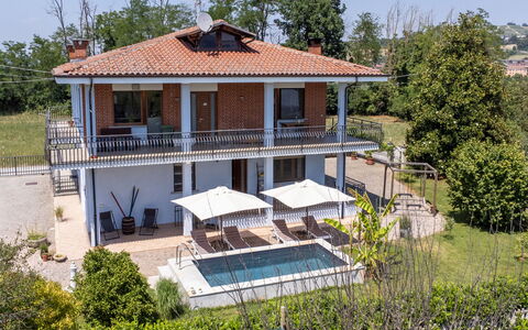 Ca' Del Viaggiatore: Building, Wall, Window, Residential Area, Neighbourhood, Facade, House, Town, Home, Balcony