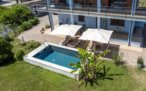 Ca' Del Viaggiatore: Building, Wall, Window, Residential Area, Neighbourhood, Facade, House, Town, Home, Balcony