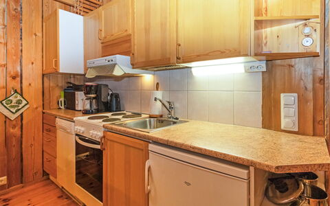 Kelomaja 8A: Residential Area, Siding, Sash Window, Fence, Balcony, Driveway, Home Fencing, Gate