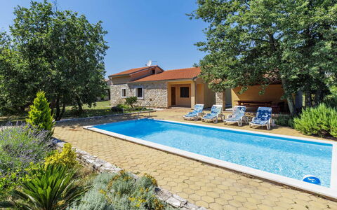 Erminia: Residential Area, Siding, Sash Window, Fence, Balcony, Driveway, Home Fencing, Gate