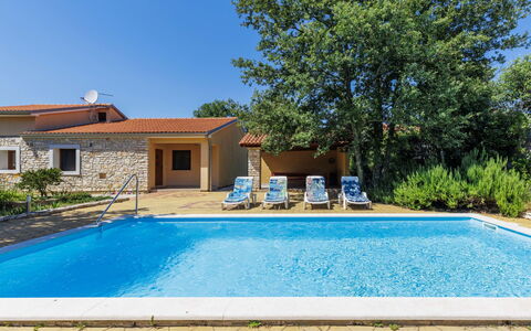 Erminia: Residential Area, Siding, Sash Window, Fence, Balcony, Driveway, Home Fencing, Gate