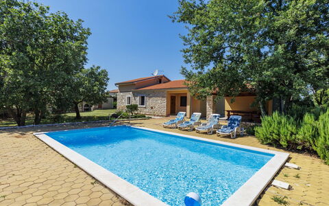 Erminia: Residential Area, Siding, Sash Window, Fence, Balcony, Driveway, Home Fencing, Gate
