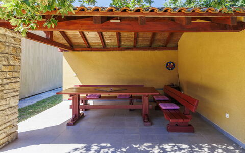 Erminia: Residential Area, Siding, Sash Window, Fence, Balcony, Driveway, Home Fencing, Gate