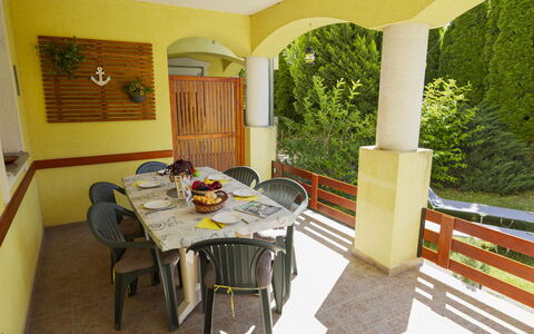 Times: Residential Area, Siding, Sash Window, Fence, Balcony, Driveway, Home Fencing, Gate