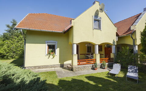 Times: Residential Area, Siding, Sash Window, Fence, Balcony, Driveway, Home Fencing, Gate