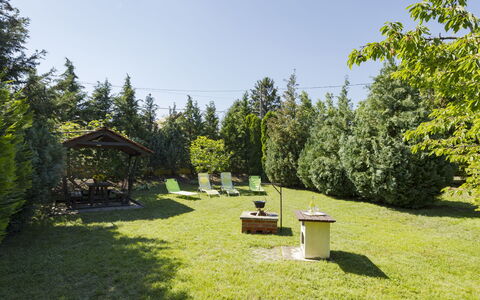 Times: Residential Area, Siding, Sash Window, Fence, Balcony, Driveway, Home Fencing, Gate