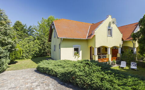 Times: Residential Area, Siding, Sash Window, Fence, Balcony, Driveway, Home Fencing, Gate