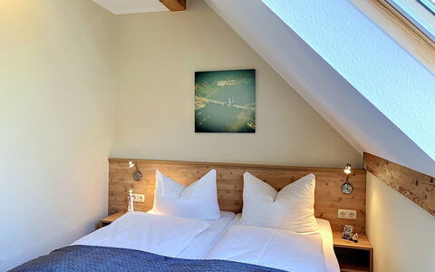 Tonis Strandidyll: Wood, Interior Design, Flooring, Floor, Bedroom, Furniture, Home, Bed, Hardwood, Bedding