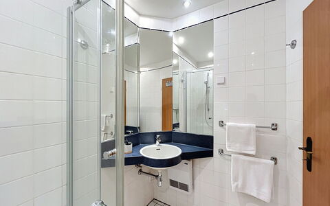 Tonis Strandidyll: Plumbing Fixture, Interior Design, Flooring, Bathroom, Floor, Bathroom Sink, Sink, Plumbing, Tap, Room